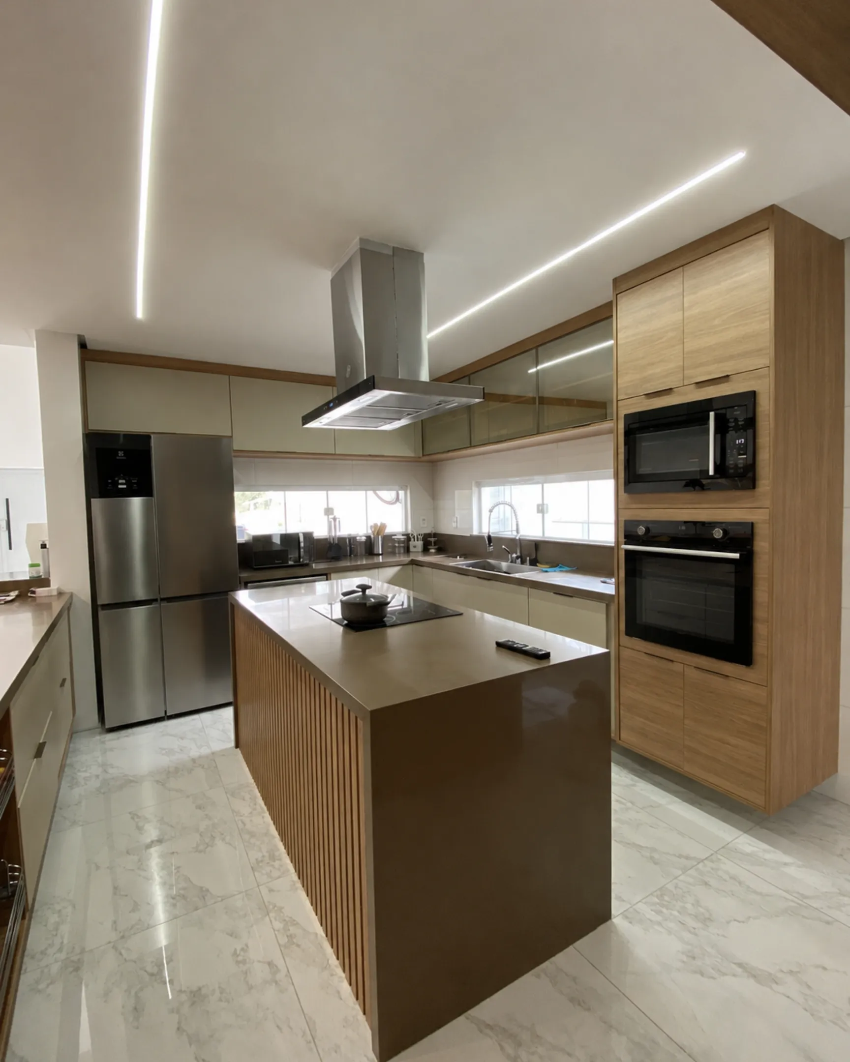 Cozinha planejada moderna com armários sob medida e acabamento premium