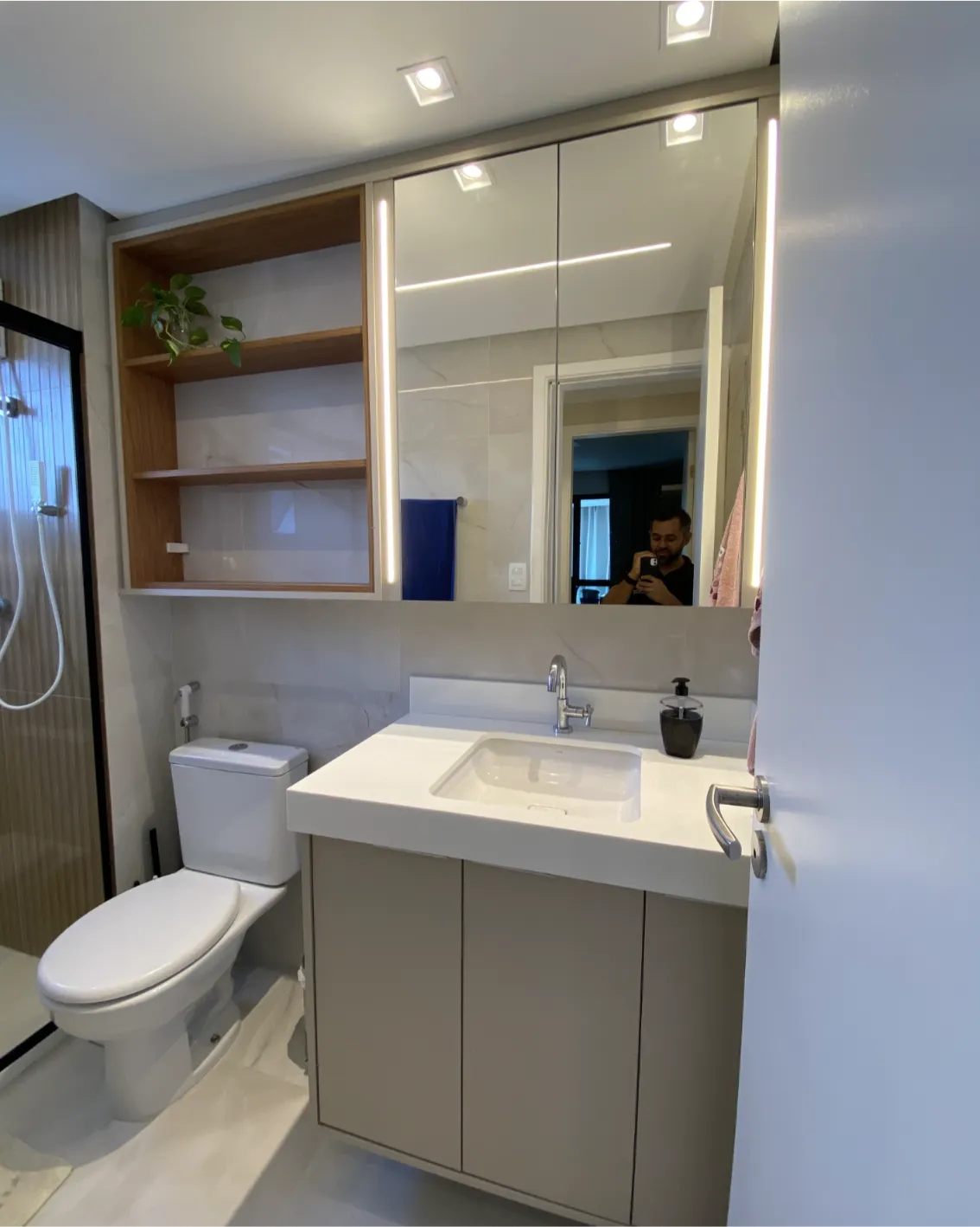 Banheiro moderno com móvel planejado e espelho
