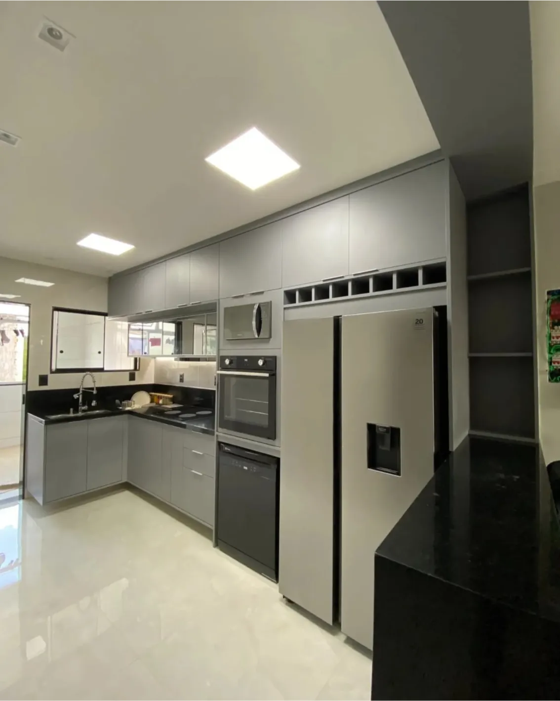 Cozinha planejada contemporânea com acabamento sofisticado