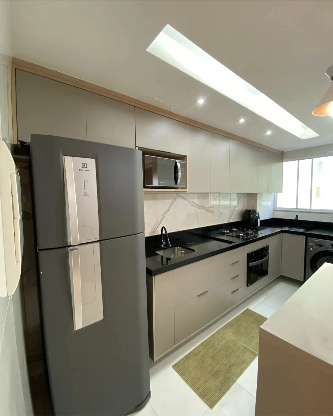 Cozinha planejada contemporânea com acabamento sofisticado