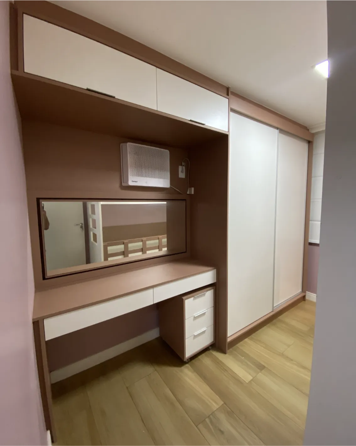 Quarto planejado com armários sob medida
