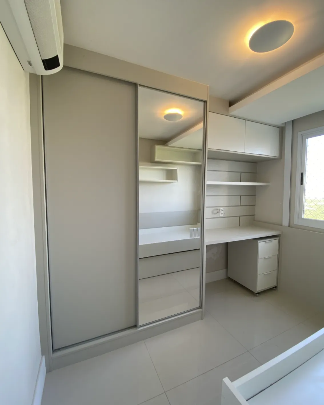 Quarto elegante com móveis planejados e acabamento premium