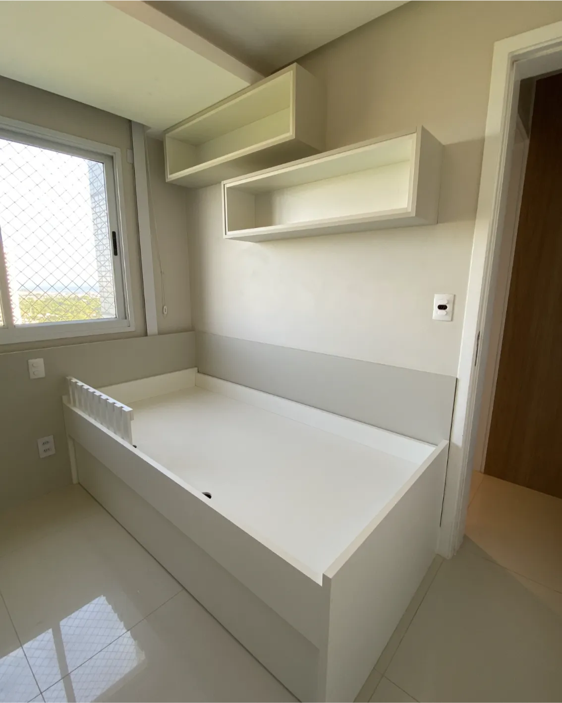 Quarto elegante com móveis planejados e acabamento premium