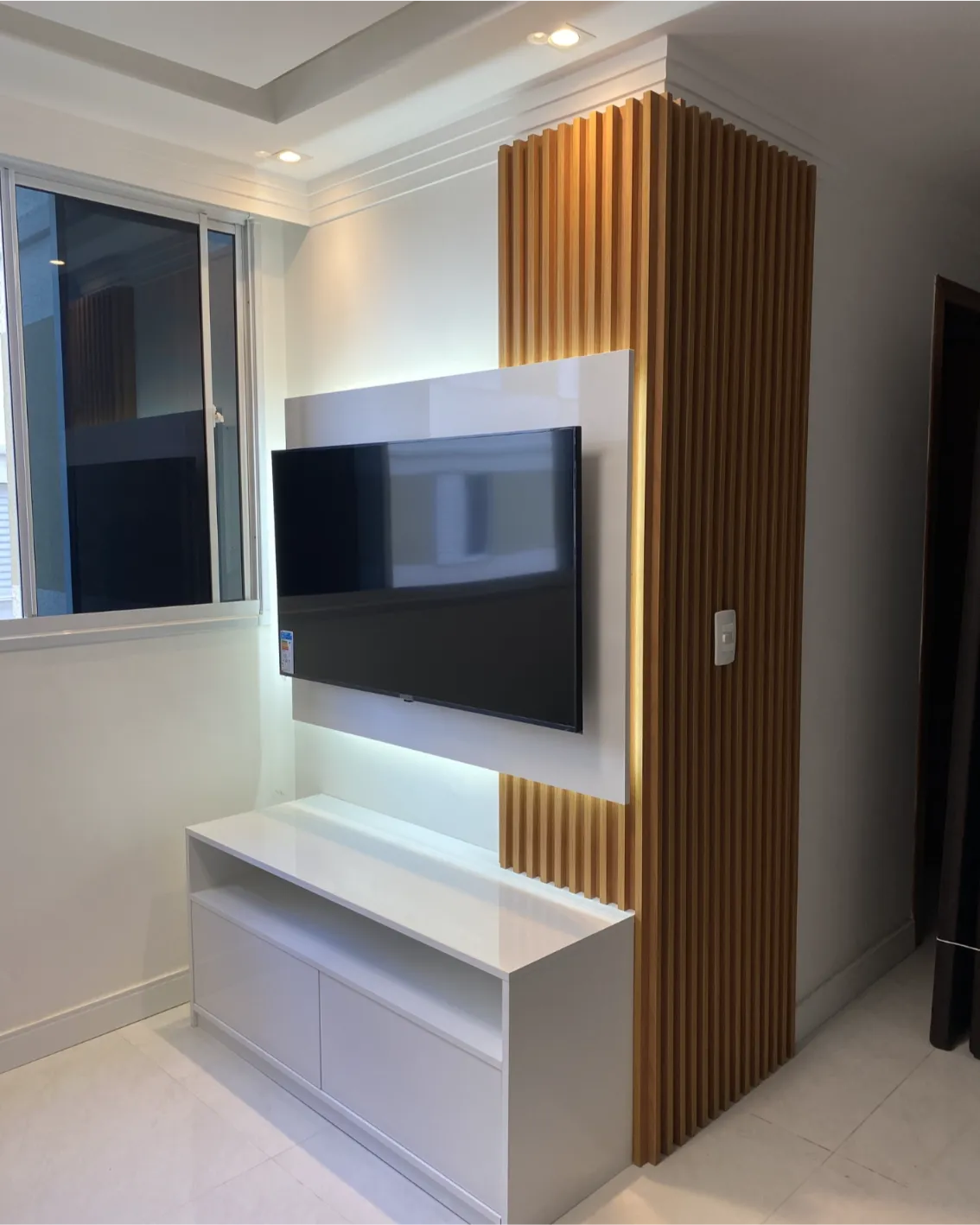 Sala planejada com painel e marcenaria sob medida