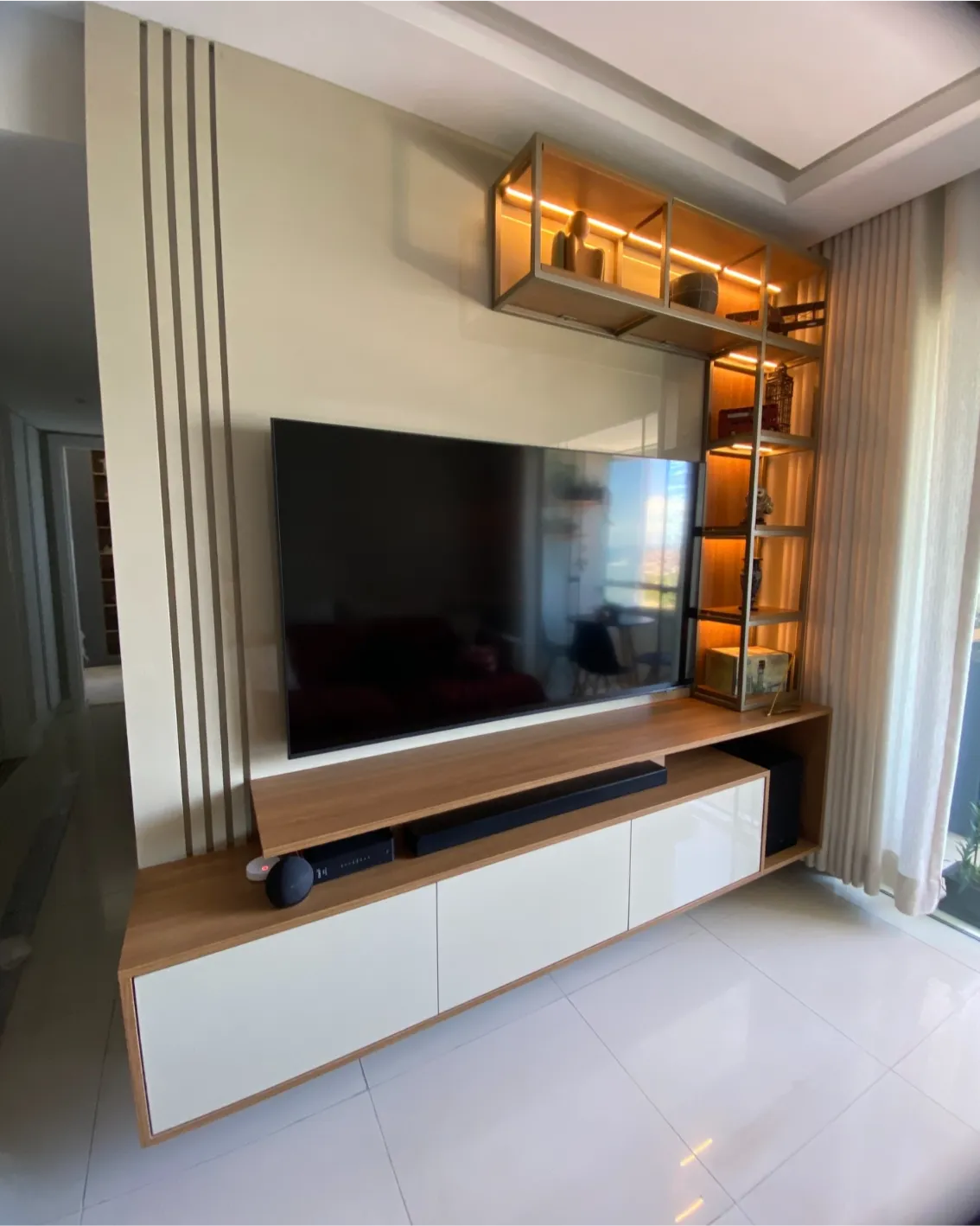 Sala planejada moderna com rack e painel funcional