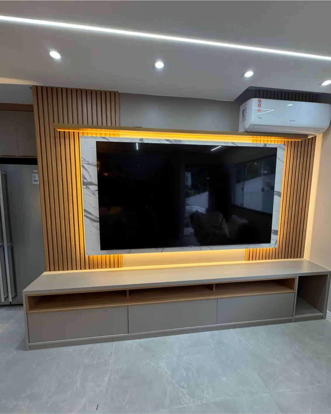 Sala planejada moderna com rack e painel funcional