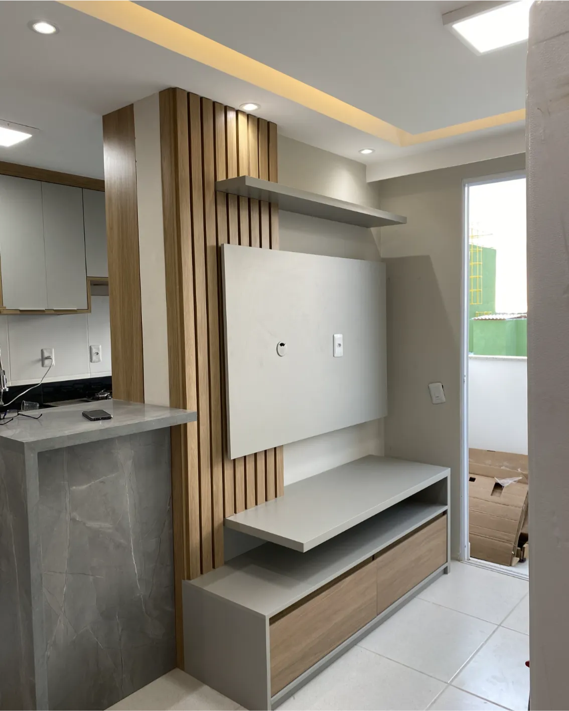 Sala planejada moderna com rack e painel funcional